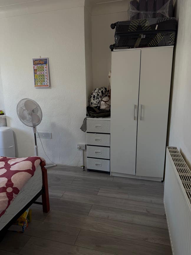 One Double bed room for couples in east croydon. Main Photo