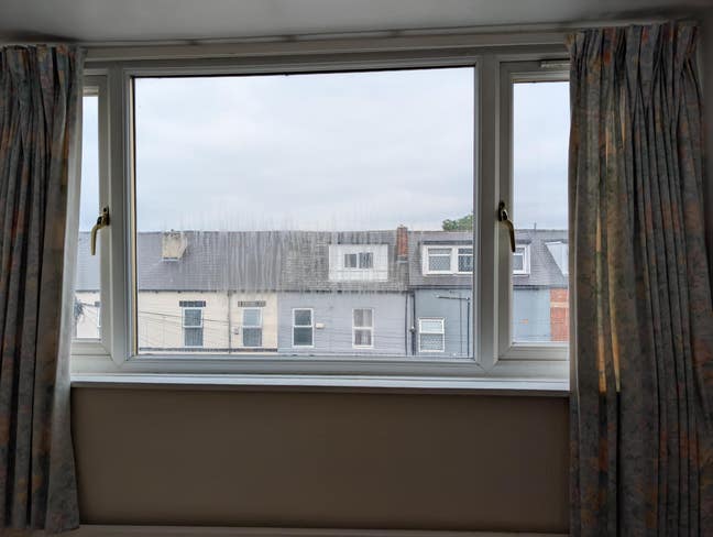 Top floor Bright Sunny Warm Rooms Near University Main Photo