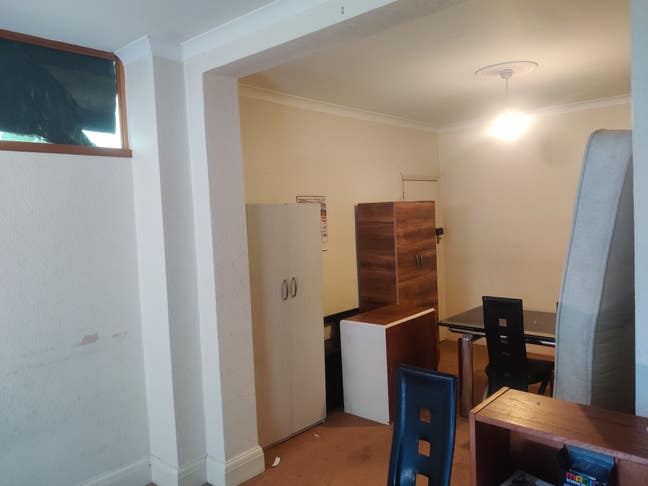 Sharing room available  Main Photo