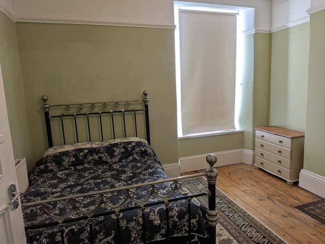 Spacious Double Rooms Available in Family Home Main Photo