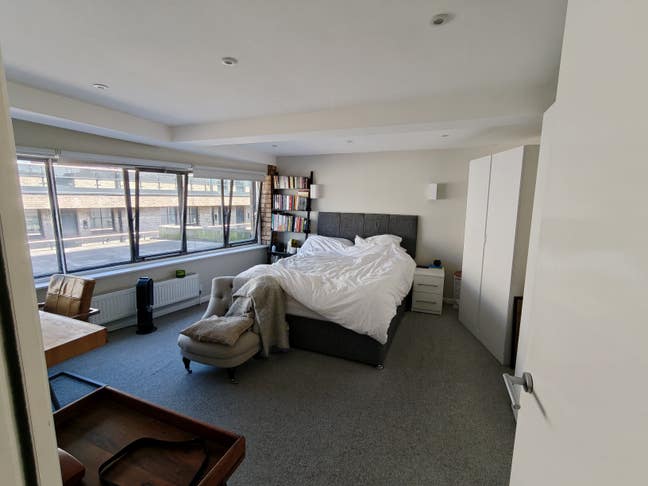  Bright Ex-Warehouse Ensuite Room Main Photo