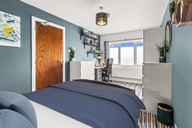Large Double, Fantastic Location - Walk to Shops Main Photo