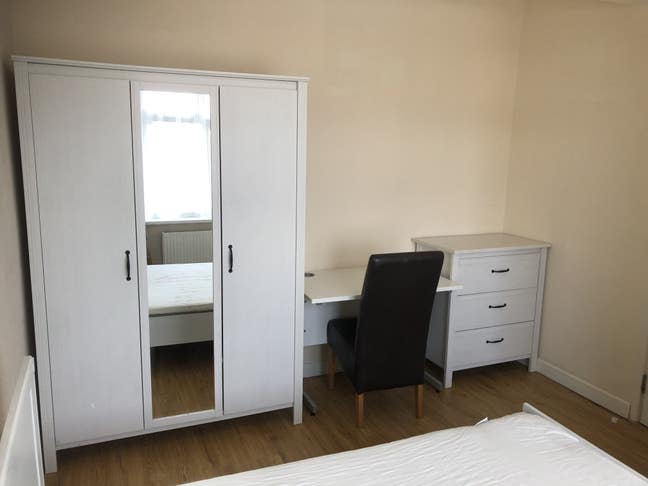 Lovely Room, 2 Mins from Gants Hill Station IG2 Main Photo