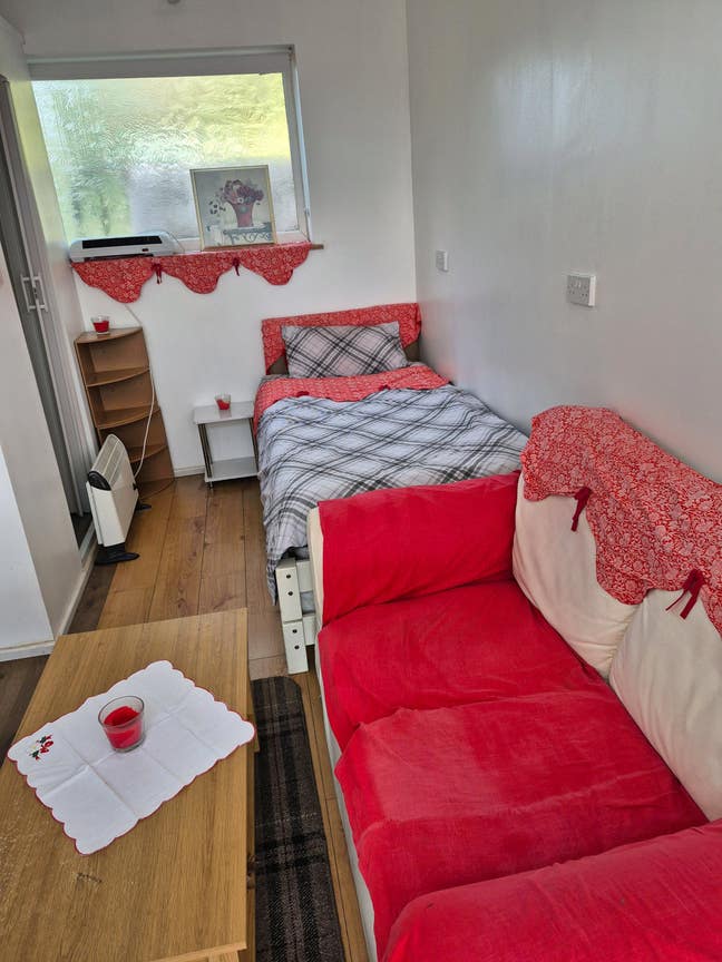 A small studio room  Main Photo