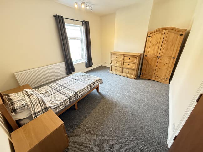 Large Newly Refurbished Room Available DN1  Main Photo