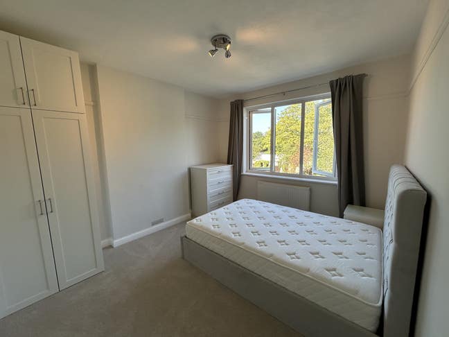 Large Double Room near Grove Park Station  Main Photo