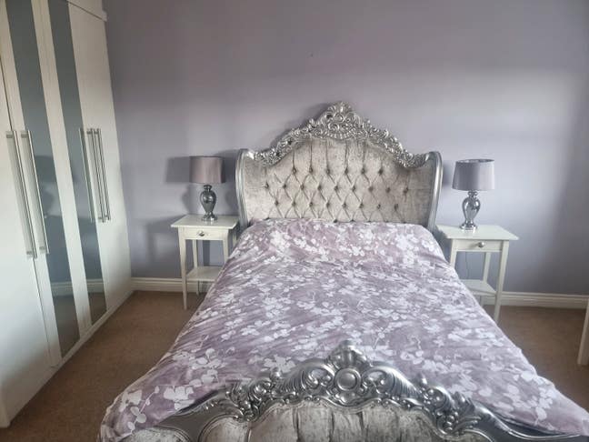 Large En Suite Bedsit with balcony Main Photo