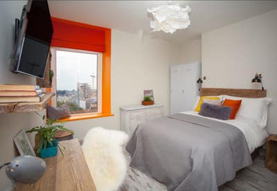  Awesome ensuite room! Available now!  Main Photo