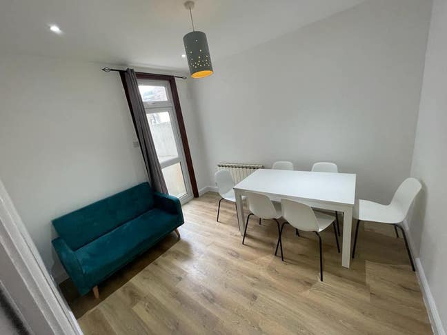 Bright Double Room in Leyton Home with garden Main Photo