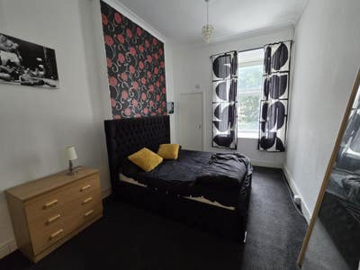 Looking for a flatmate for Queen’s park flat Main Photo