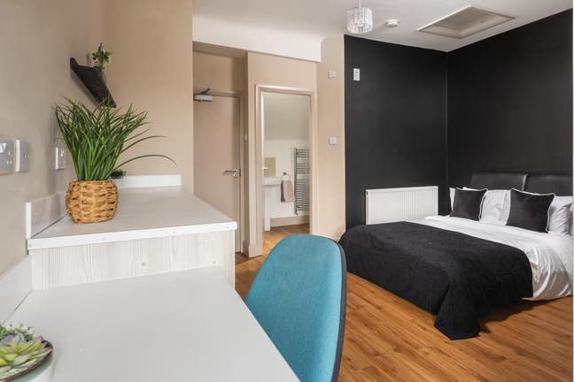 2 Spacious En-suite Rooms in Salford  Main Photo