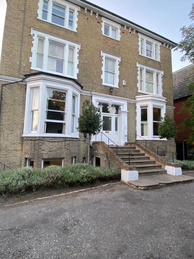 En-suite room in large house in Wimbledon! Main Photo