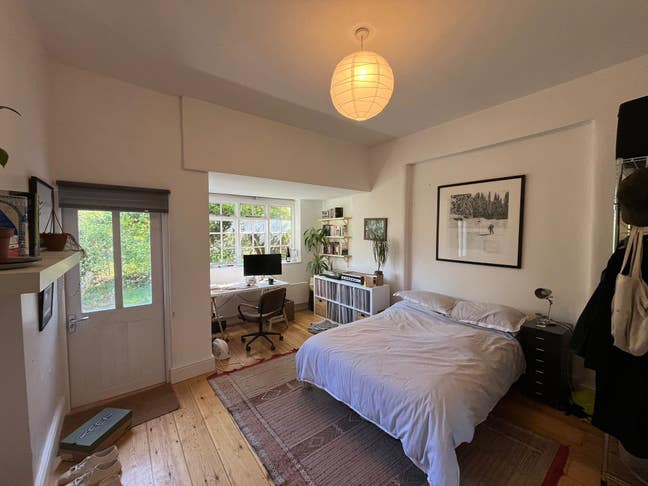 Large room sitting on the garden + twin en-suite   Main Photo