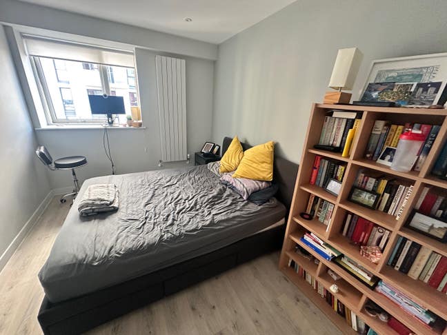 Double room in 3 bed flat - key workers only Main Photo