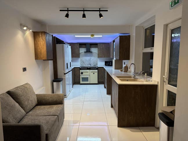 En-suite double room all bills included  Main Photo