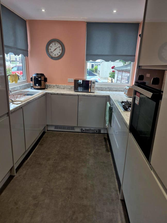 Spacious, modern 3 bed house. Parking for 2 cars Main Photo