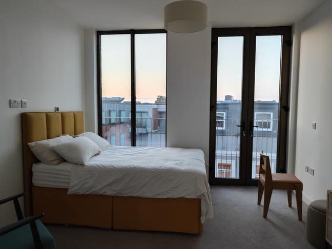 Bright and Spacious Double Room in new build. Main Photo