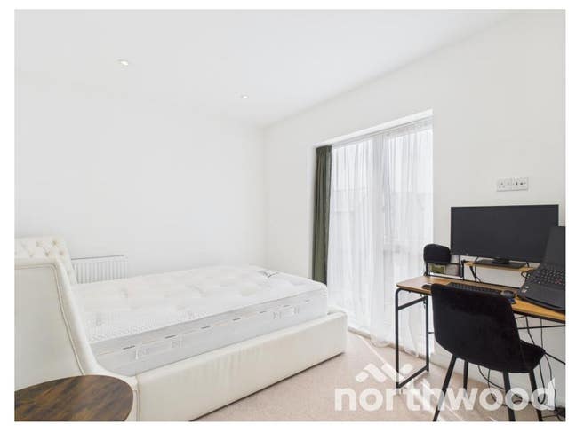 Lovely sunny bedroom with separate own bathroom  Main Photo