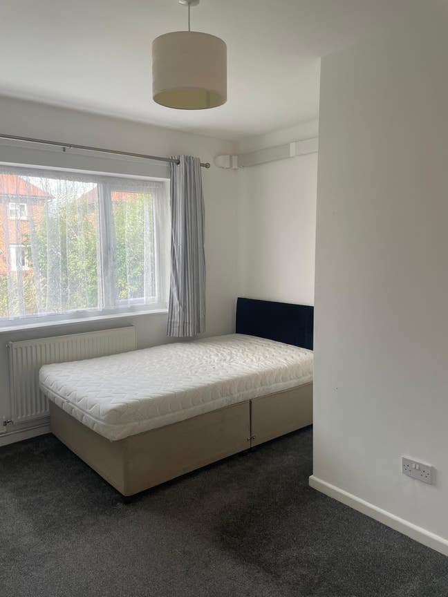 Single occupancy room with en-suite /shared house Main Photo