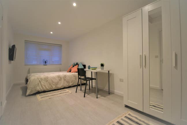 Large En Suite Double Room &pound;895 Pcm Goodmayes Main Photo