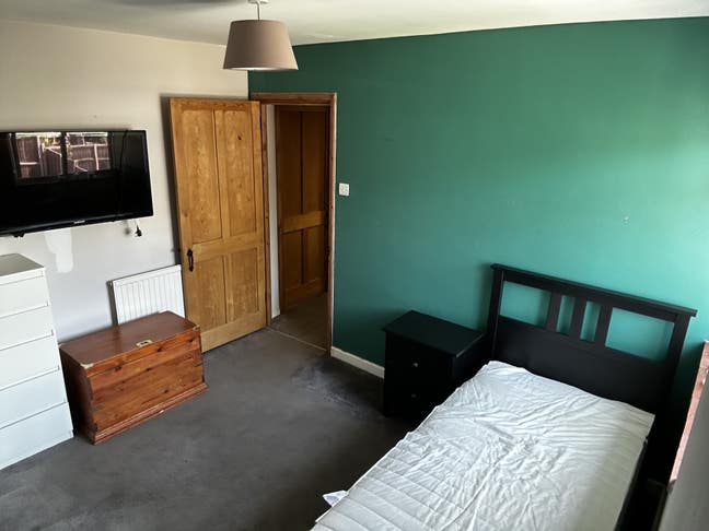 Spacious double room in farnborough  Main Photo