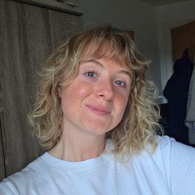 Young female professional looking for room in Leed Main Photo