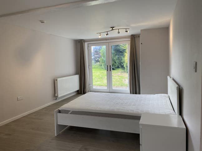 Two spacious en-suite double rooms with big garden Main Photo