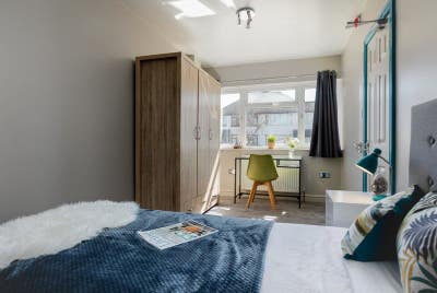  Enormous en-suite double room with its fridge Main Photo