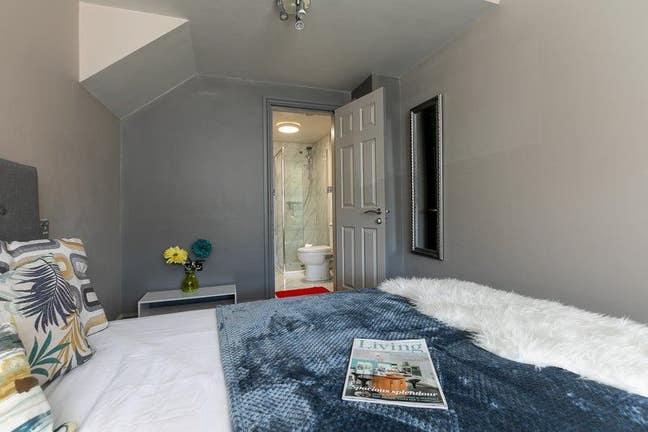  Enormous en-suite double room with its fridge Main Photo