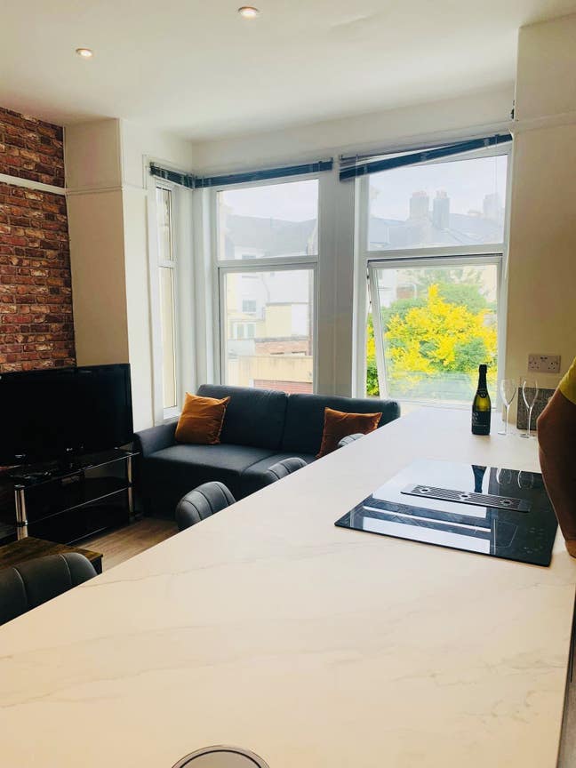Renovated room in friendly central student house  Main Photo