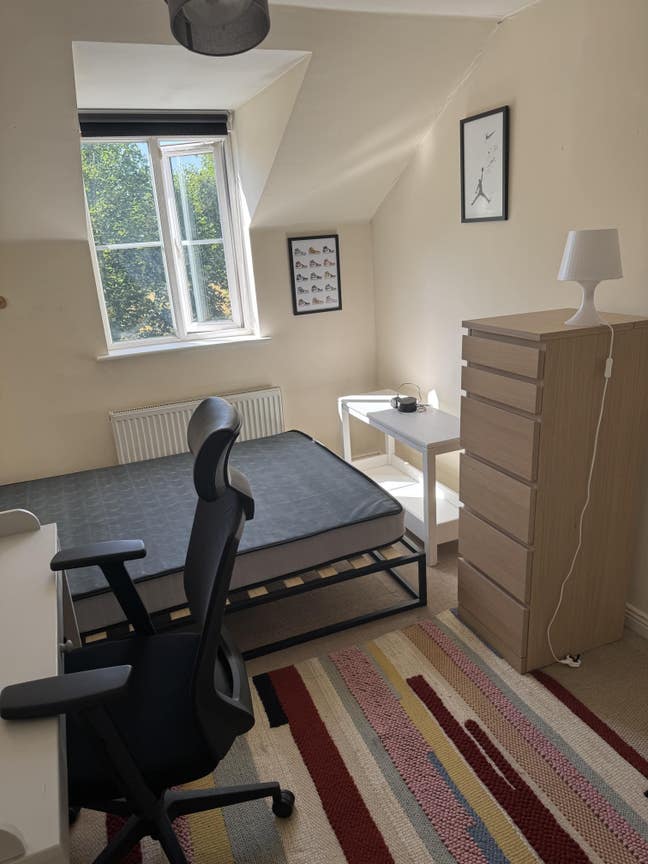  Spacious Townhouse - Hagley -close to station Main Photo