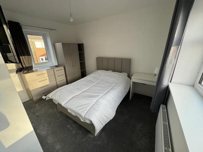 Double En-suite Room in a Large Spacious House Main Photo