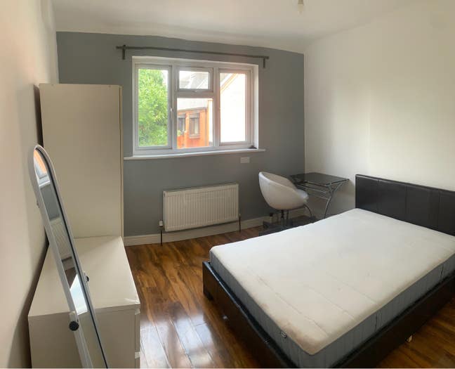 Large double room 20min VICTORIA  Main Photo