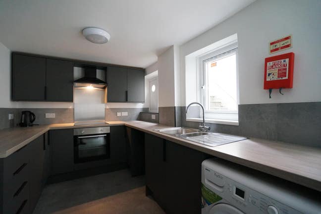 Spacious & Stylish Living - Professional rooms  Main Photo