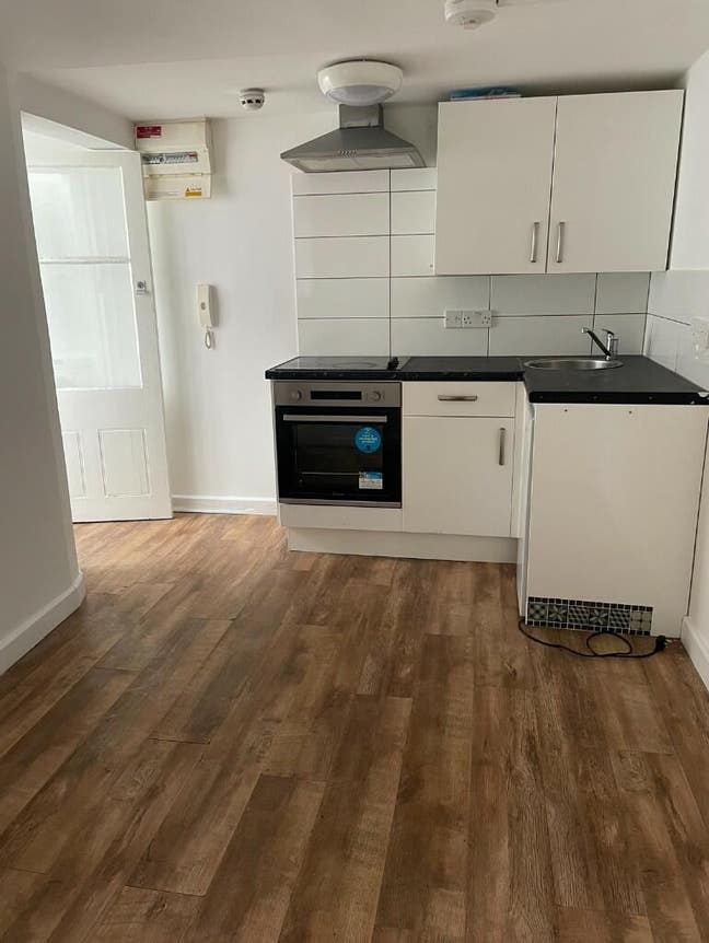 Central Torquay - One bedroom flat! Main Photo