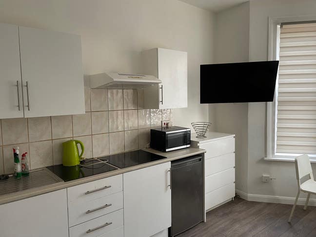 Large double room and own  kitchen - £575 pcm Main Photo
