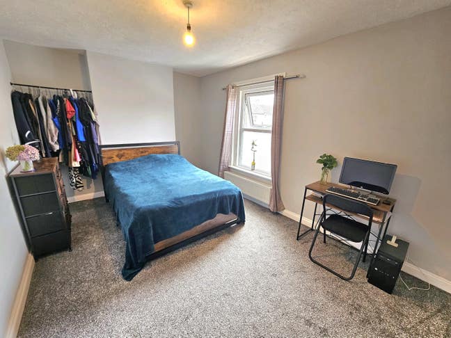 Double room for one person close to train station Main Photo