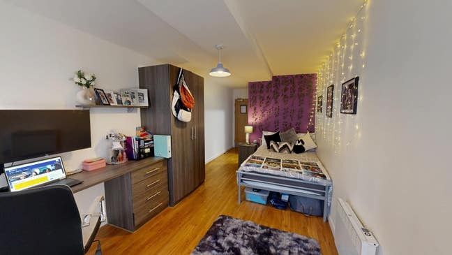 Student Ensuite Room - Haigh Court Main Photo