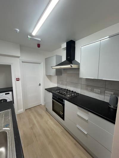 Modern Spacious Single Room - Available July Main Photo