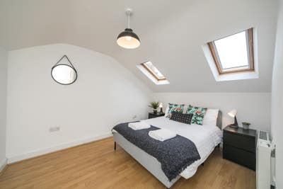 Modern Two-Bedroom Furnished Flat in Reading Main Photo