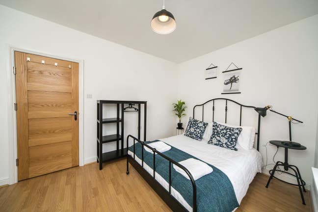 Modern Two-Bedroom Furnished Flat in Reading Main Photo