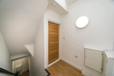 Modern Two-Bedroom Furnished Flat in Reading Main Photo