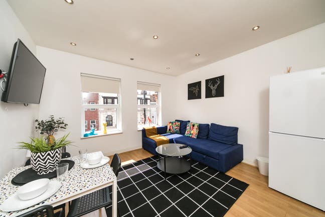 Modern Two-Bedroom Furnished Flat in Reading Main Photo