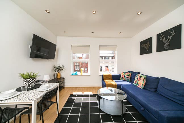 Modern Two-Bedroom Furnished Flat in Reading Main Photo