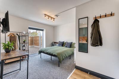 Modern Ground Floor Studio Private Garden! Main Photo