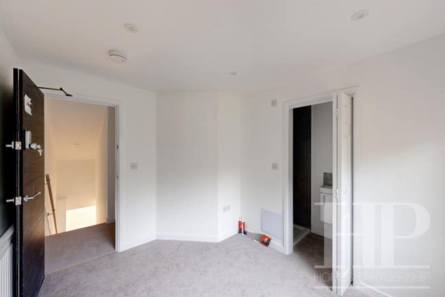 Double Room with En-Suite Close to Bus Routes! Main Photo