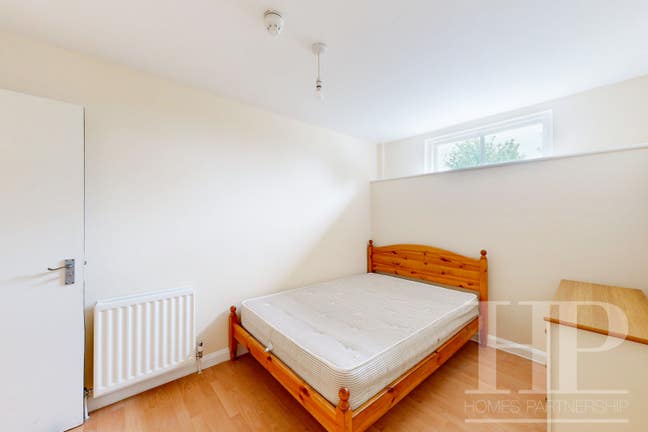 Range of rooms to rent close to Gatwick! Main Photo