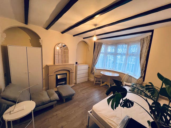 Spacious Double Room Available in Feltham Main Photo