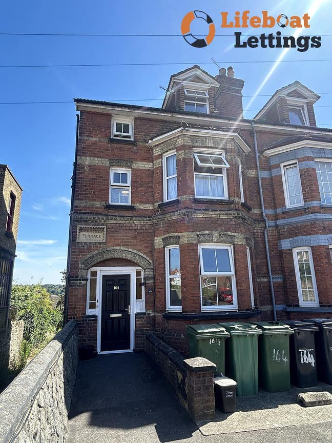 Newly decorated 1 bed flat with all bills included Main Photo