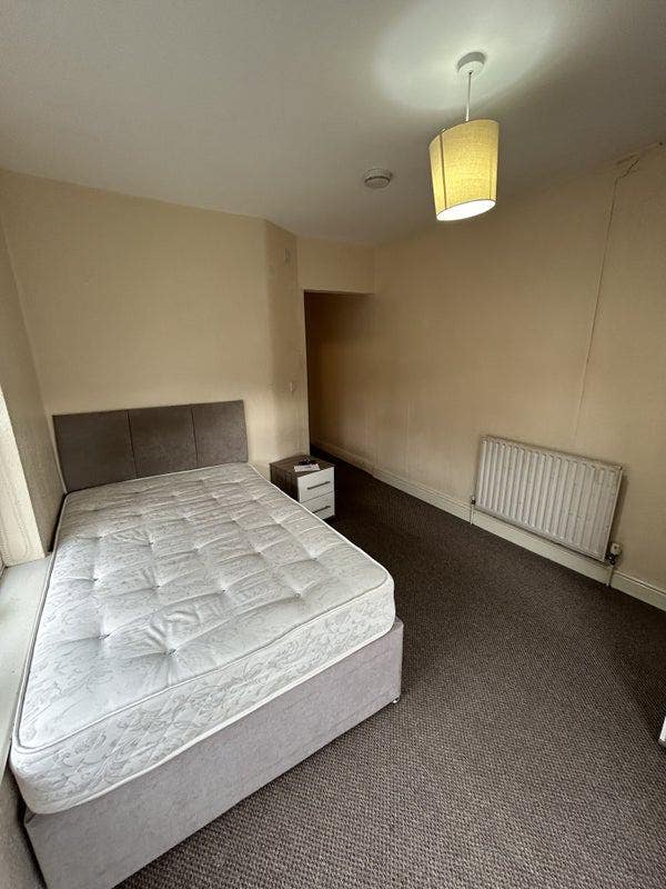 En Suite Room In Shared House Furnished  Main Photo